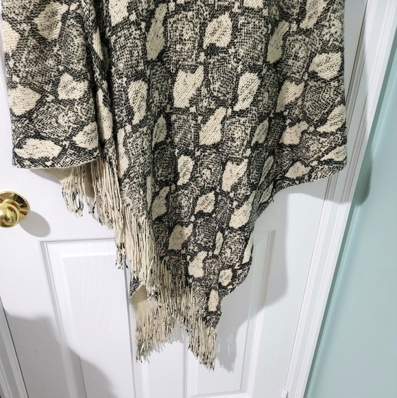 Do Everything In Love Women's Snakeskin Print Fringe Poncho One Size - Picture 8 of 11